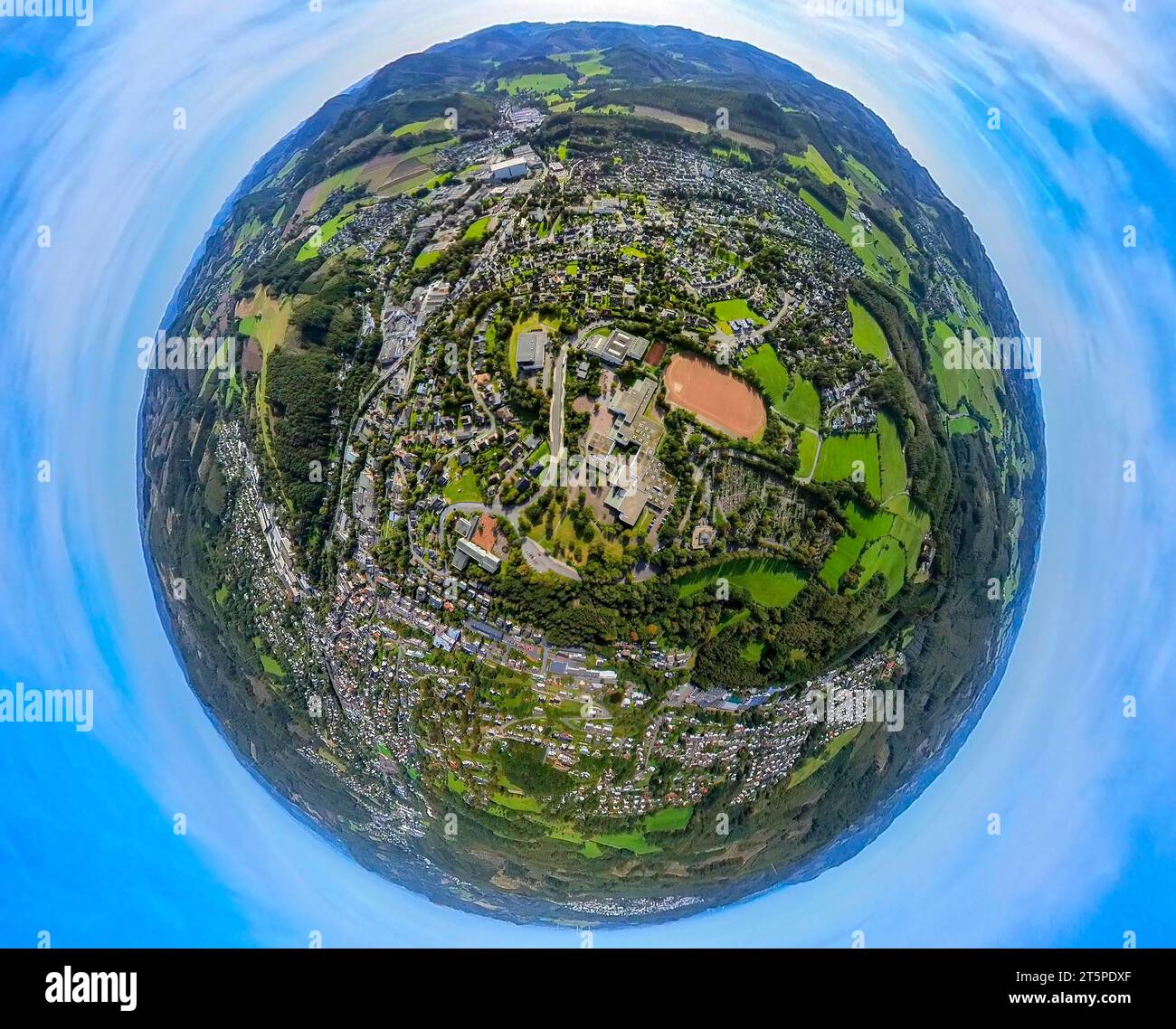 Vista aerea, collina scolastica con campo sportivo Hoher Weg, centro scolastico Sundern, globo terrestre, immagine fisheye, immagine a 360 gradi, piccolo mondo, Sundern, Sauerl Foto Stock