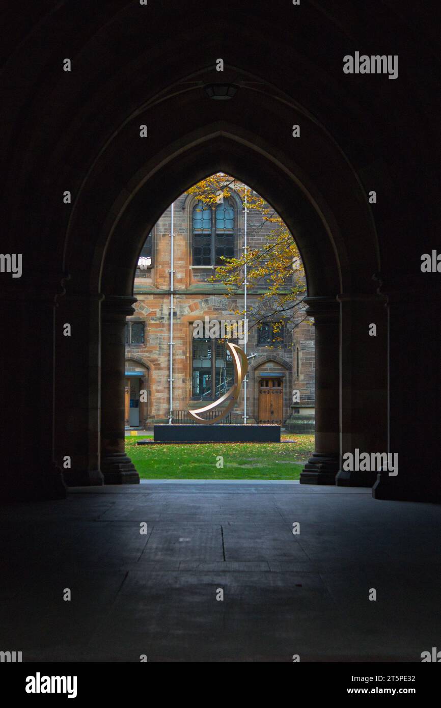 Chiostri dell'Università di Glasgow in autunno. Foto scattata tra i chiostri dell'università che mostra una scultura trovata all'interno del terreno. Foto Stock