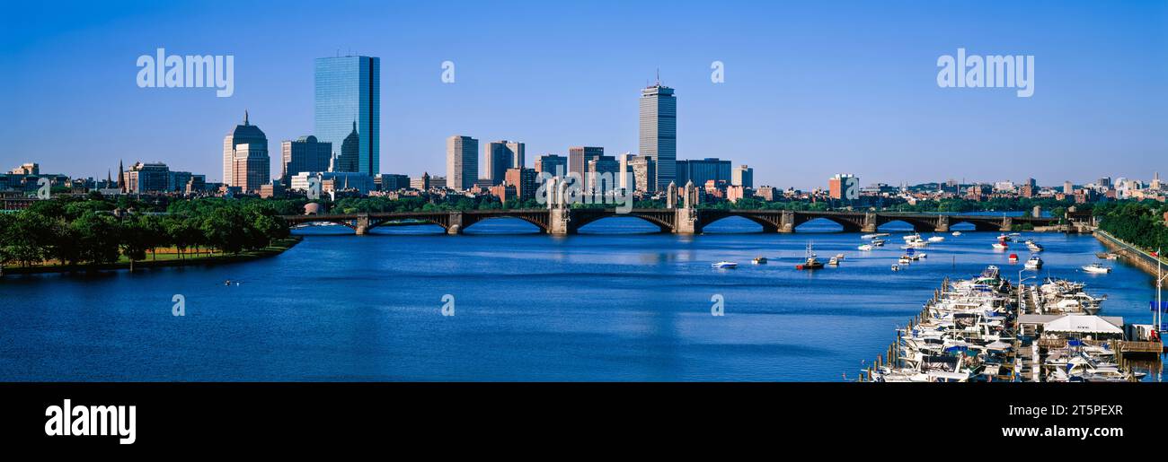 Edifici sul lungomare, Charles River, Boston, Suffolk County, Massachusetts, USA Foto Stock