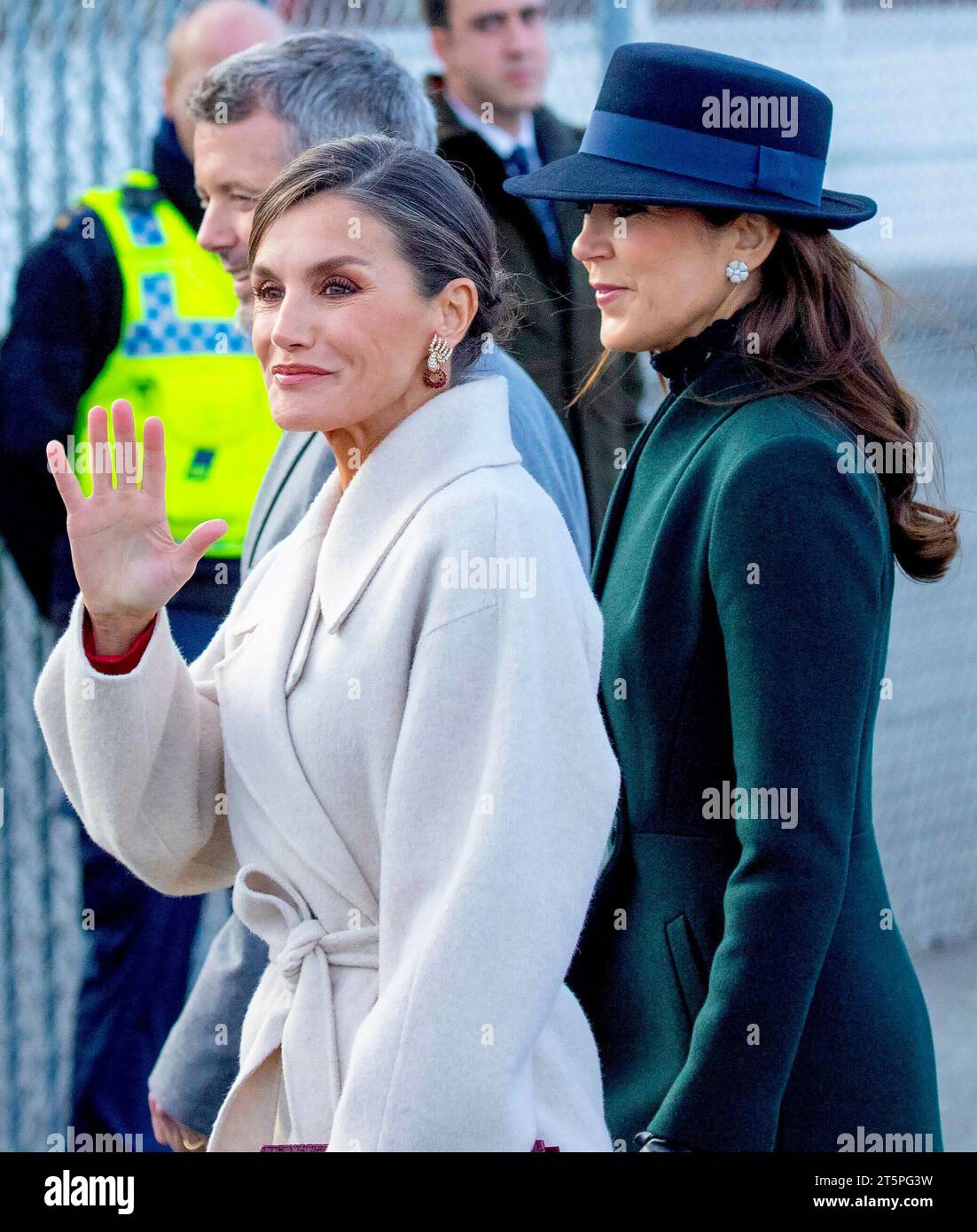 Copenhagen, Danimarca. 6 novembre 2023. La Regina Letizia di Spagna, il Principe ereditario Frederik e la Principessa ereditaria Maria di Danimarca Re Felipe e la Regina Letizia di Spagna arrivano all'aeroporto di Copenaghen, il 6 novembre 2023, il 1 di una visita di stato di 3 giorni in Danimarca foto: Albert Nieboer/Netherlands OUT/Point de Vue OUT credito: dpa Picture Alliance/Alamy Live News Foto Stock