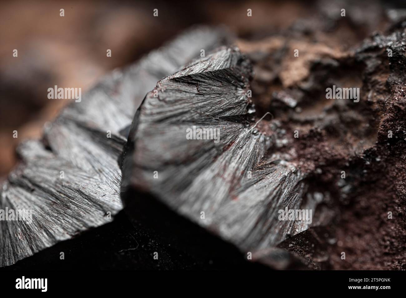 Struttura in metallo. Primo piano di una pietra ematitica grezza. Minerale lucido con un motivo astratto. Foto Stock