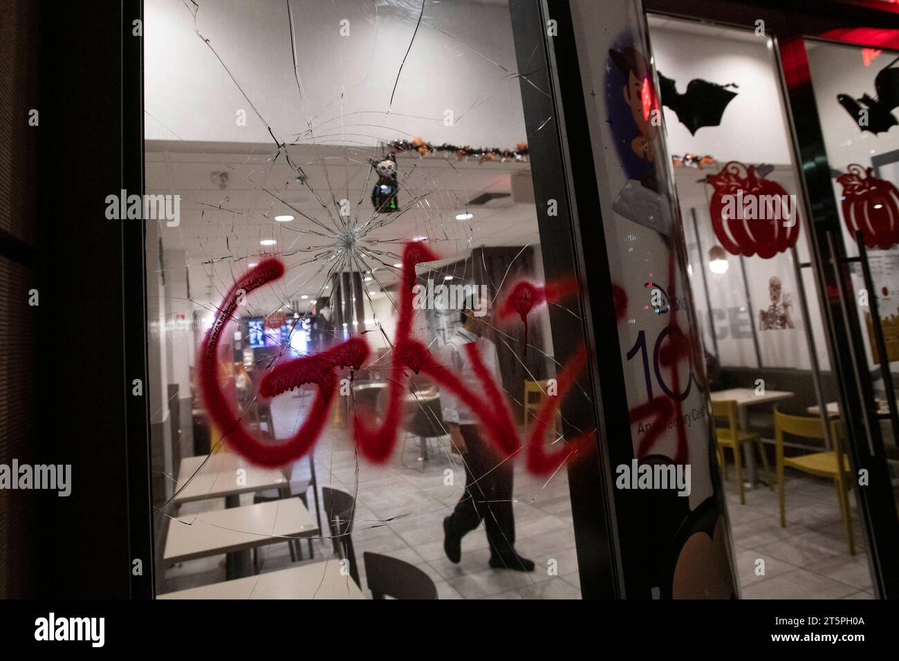 Una finestra viene frantumata e i graffiti spruzzati con la parola Gaza in un ristorante McDonalds sulla 17th Street NW, a pochi isolati dalla Casa Bianca, dopo che migliaia di manifestanti anti anti-Israele hanno marciato verso la Casa Bianca, chiedendo la fine della guerra Israele - Hamas, a Washington, DC sabato 4 novembre 2023. Copyright: XRodxLamkeyx/xCNPx/MediaPunchx credito: Imago/Alamy Live News Foto Stock