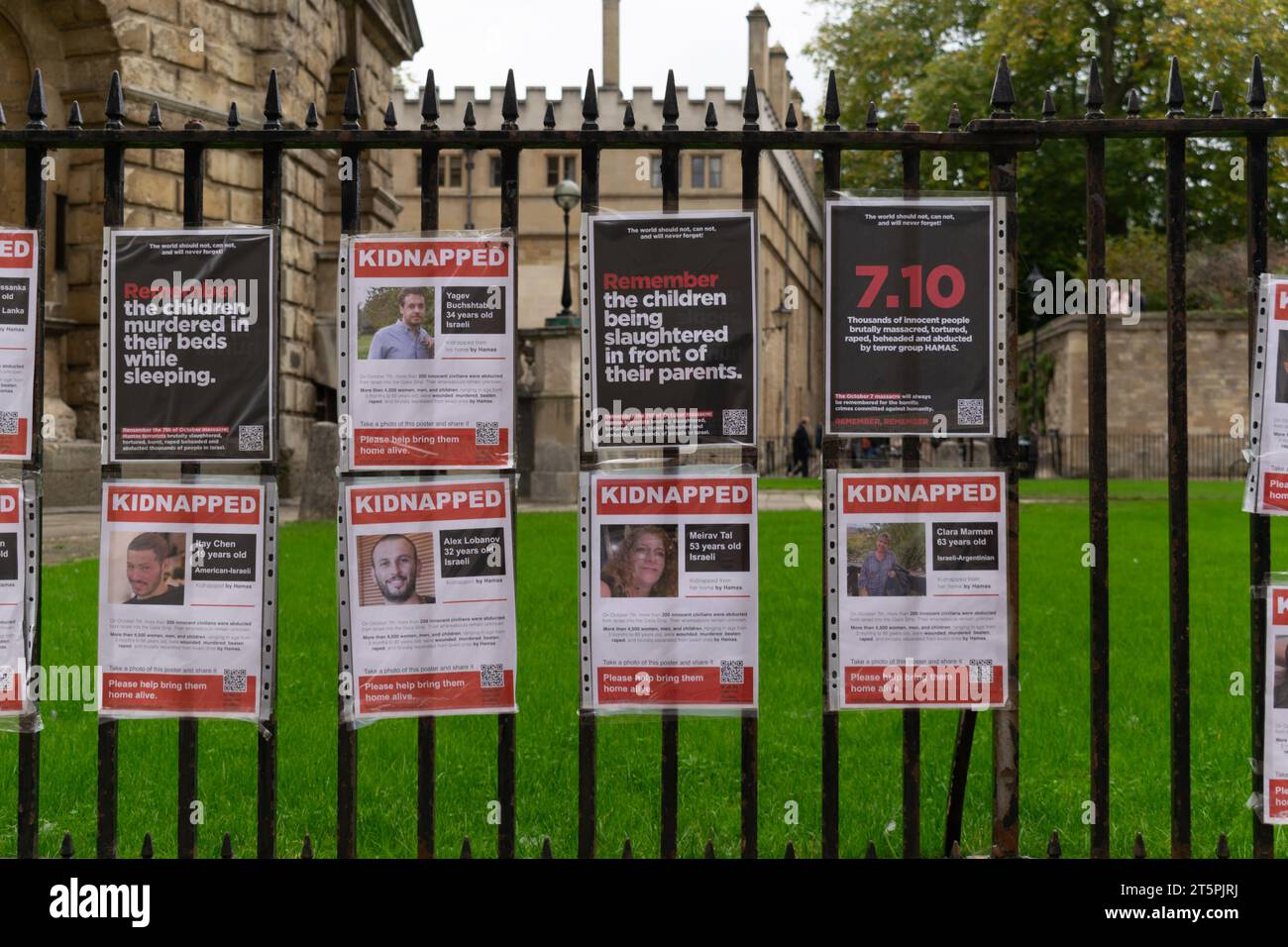 Poster di israeliani rapiti sulla recinzione di Radcliffe camera. Testo poster 7,10. Oxford, Regno Unito. Foto Stock