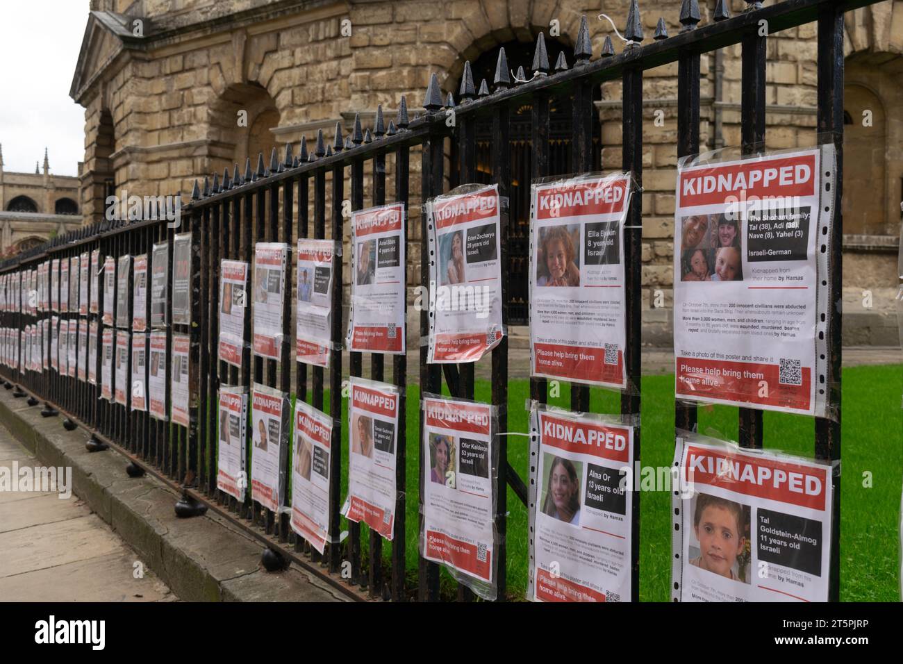 Poster di israeliani rapiti sulla recinzione di Radcliffe camera. Oxford, Regno Unito. Foto Stock