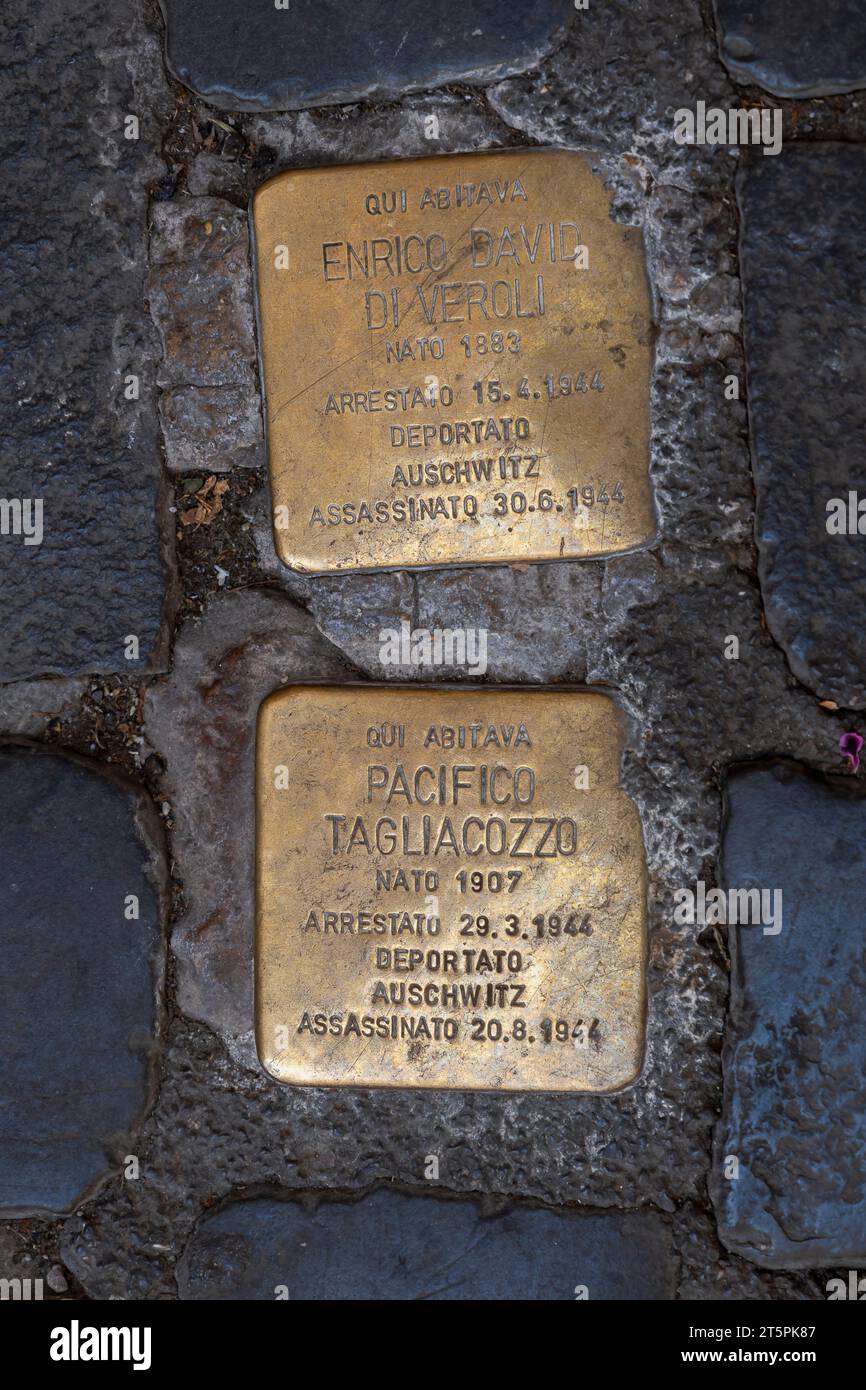 Blocchi di inciampo pietre commemorative chiamate Stolpersteine commemorano gli ebrei assassinati nei campi di concentramento durante la dittatura nazista. Roma, Italia Foto Stock