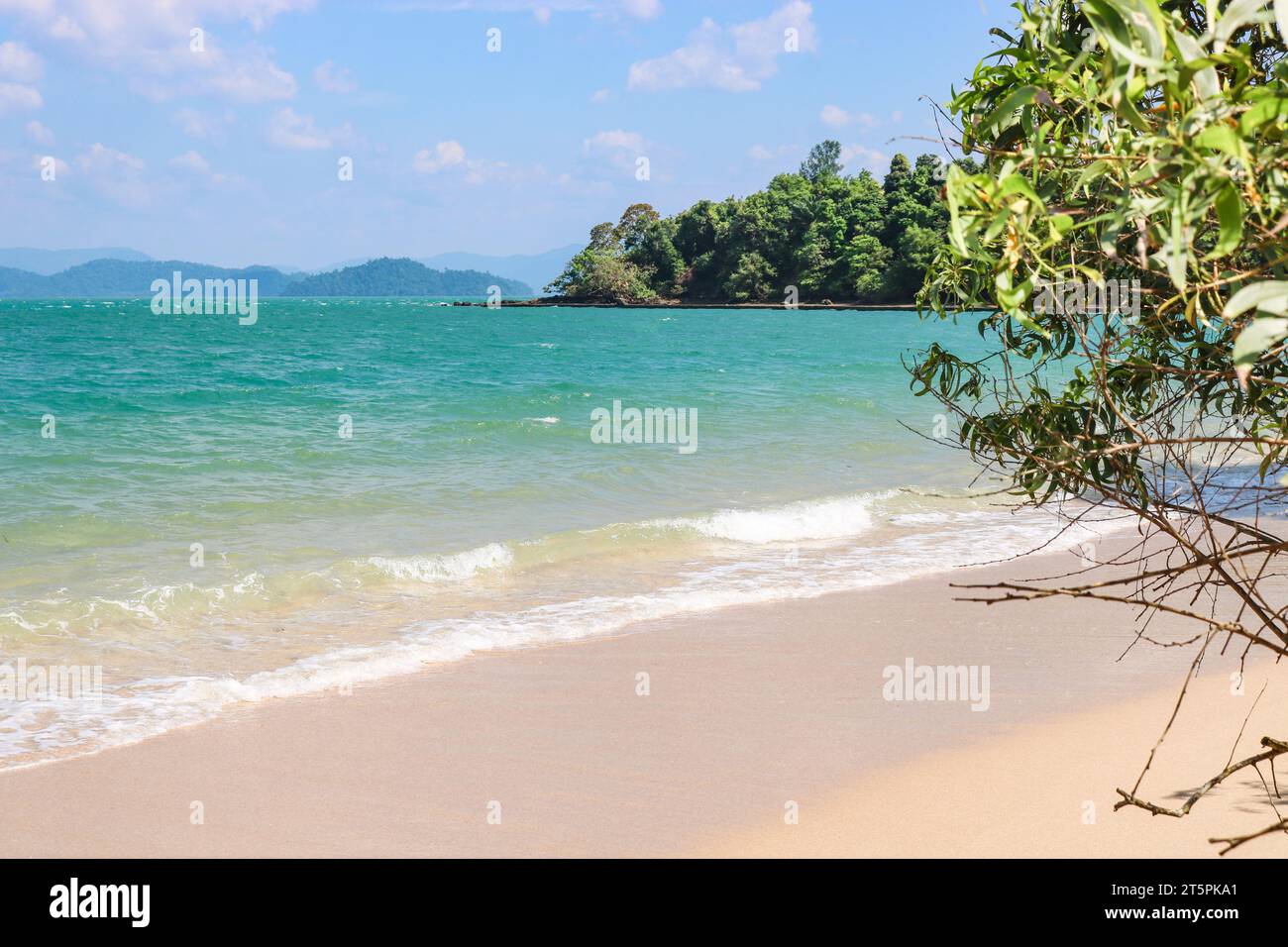 Spiaggia di sabbia bianca e mare limpido e turchese, paradiso tropicale, tempo per vacanze e relax. Foto Stock