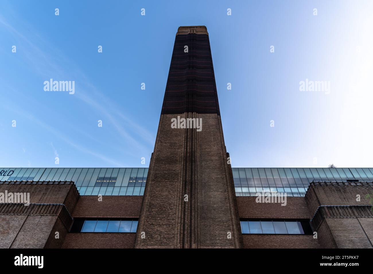LONDRA, Regno Unito - 26 agosto 2023: Tate Modern Gallery. Vista angolare bassa Foto Stock