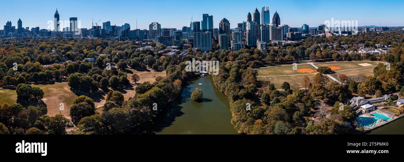 Atlanta, USA: 1,2023 novembre - vista panoramica a 180 gradi dello skyline di Atlanta scattata dal Piedmont Park nella splendida domenica del 2023 novembre Foto Stock
