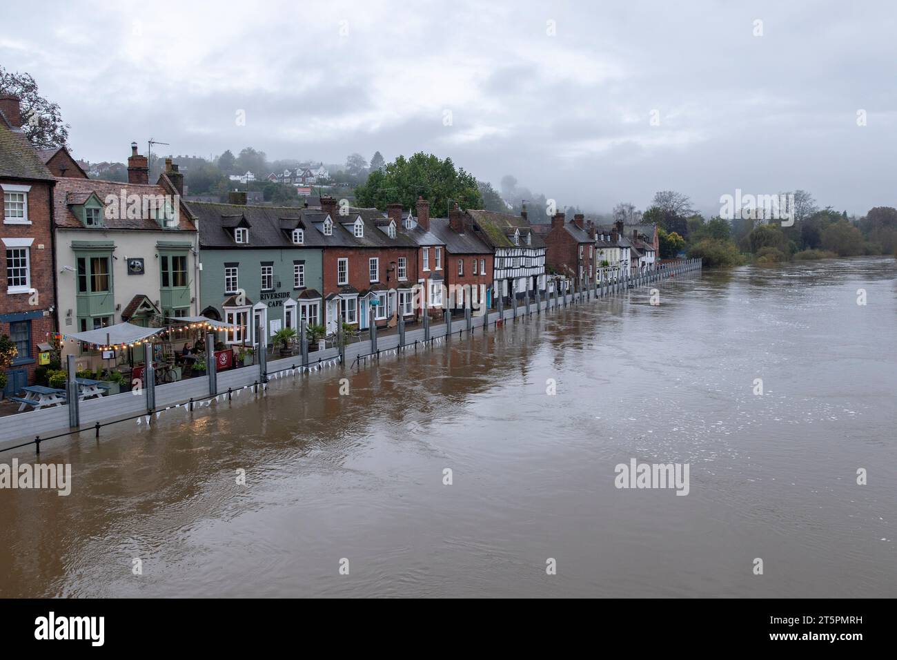 Le barriere di inondazione mantengono l'alto livello dell'acqua sul fiume Severn dalle inondazioni di Severn Side North a Bewdley, Worcestershire, dopo Storm Babet. Foto Stock