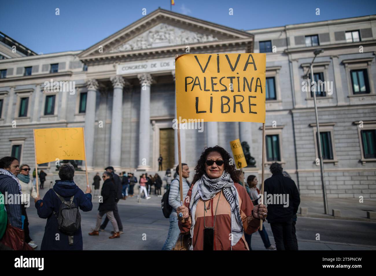 Madrid, Spagna. 6 novembre 2023. Una donna è in possesso di un cartello che dice "lunga vita alla Palestina libera” durante una manifestazione pro-palestinese di fronte al Congresso dei deputati che sarà condotta tra il 6 e l'11 novembre da diversi movimenti sociali a sostegno della Palestina. Credito: SOPA Images Limited/Alamy Live News Foto Stock
