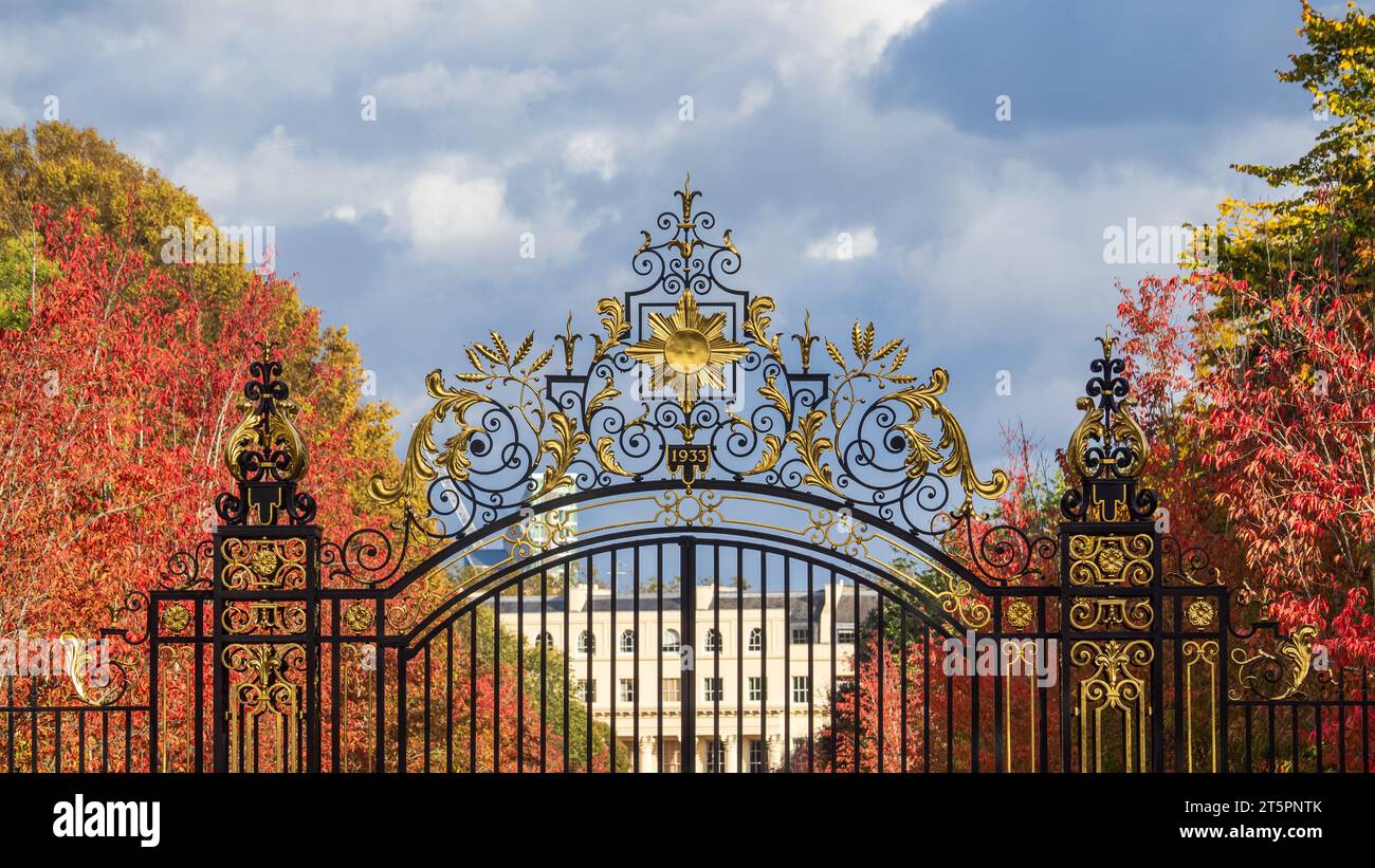 Le porte dorate ornate del circolo interno di Regent's Park, Londra in autunno. Chester Terrace è visibile sullo sfondo. Foto Stock