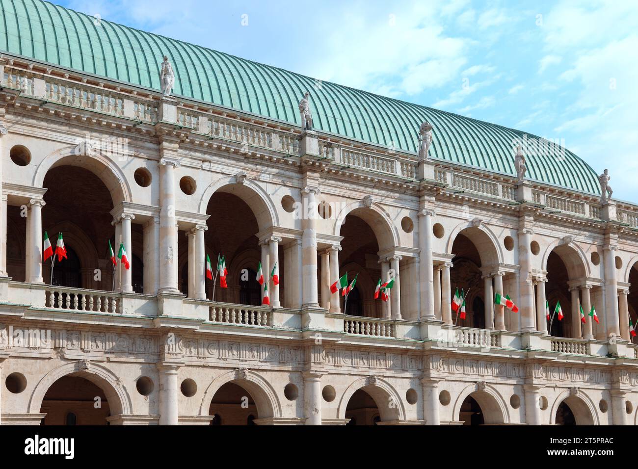 Vicenza, vi, Italia - 2 giugno 2020: Antico Palazzo chiamato BASILICA PALLADIANA con bandiere italiane senza persone Foto Stock