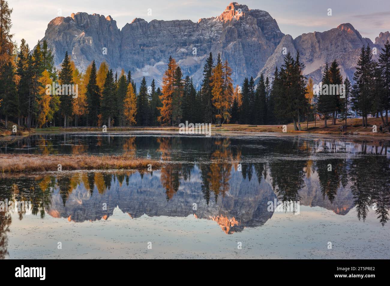 Alba sul lago di Antorno con l'alta catena montuosa del Sorapis sullo sfondo, Dolomiti, Italia, Europa Foto Stock