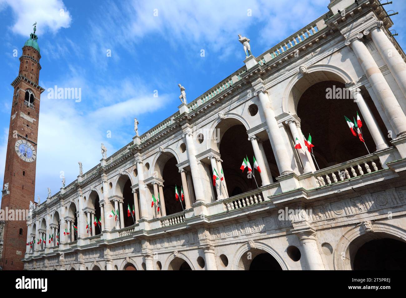 Vicenza, vi, Italia - 1° giugno 2020: La Basilica Palladiana è un edificio rinascimentale nella piazza principale chiamata Piazza dei signori e la torre civica TORRE B. Foto Stock
