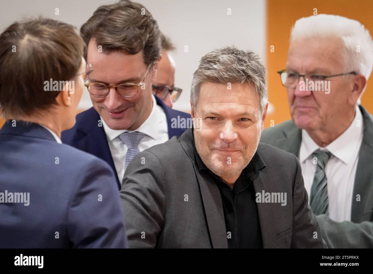 Auftaktbilder zur Ministerpraesidentenkonferenz und Migrationsgipfel im Bundeskanzleramt Bundeswirtschafts- und Klimaminister Robert Habeck Gruene mit Hendrik Wuest CDU Ministerpraesident von Nordrhein-Westfalen und Winfried Kretschmann Gruene Ministerpraesident von Baden-Wuerttemberg und Bundesgesundheitsminister Karl Lauterbach SPD im Hintergrund beim Auftakt der Ministerpraesidentenkonferenz dem Migrationsgipfel im Bundeskanzleramt Berlin 06.11.2023 Berlin Berlin Deutschland *** foto di apertura della Conferenza dei Ministri Presidenti e del Vertice sulle migrazioni nel Cancelleria Federale mi Foto Stock