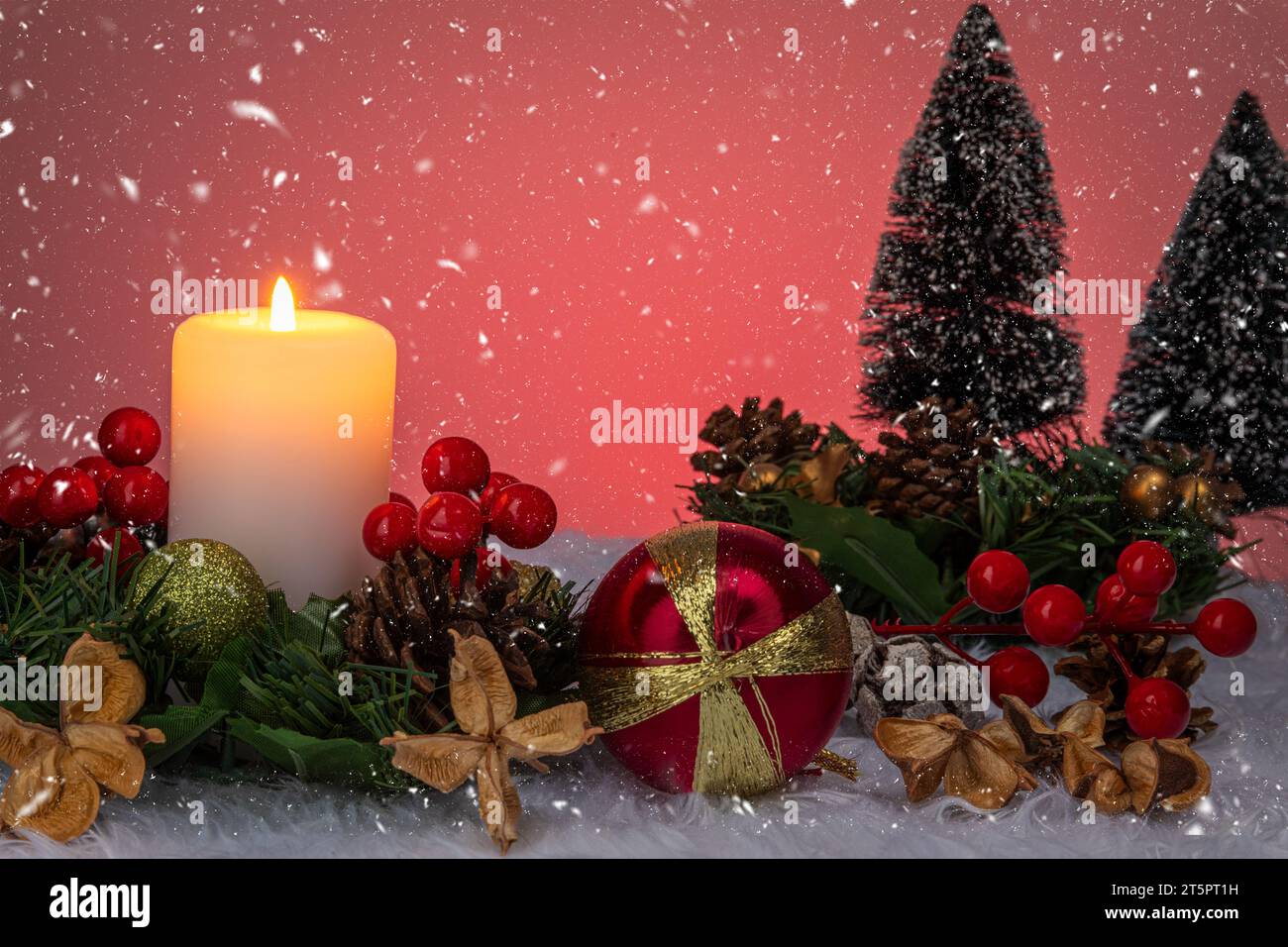 Un'immagine di natura morta di natale con la neve che cade Foto Stock