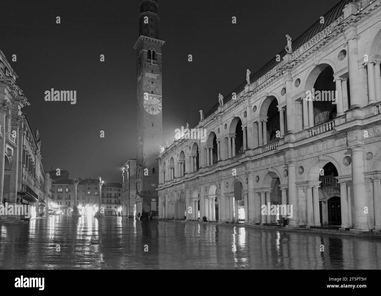 Vicenza, vi, Italia - 15 gennaio 2023: Vista notturna del centro storico con la piazza principale con riflessi di lampioni dopo la pioggia Foto Stock