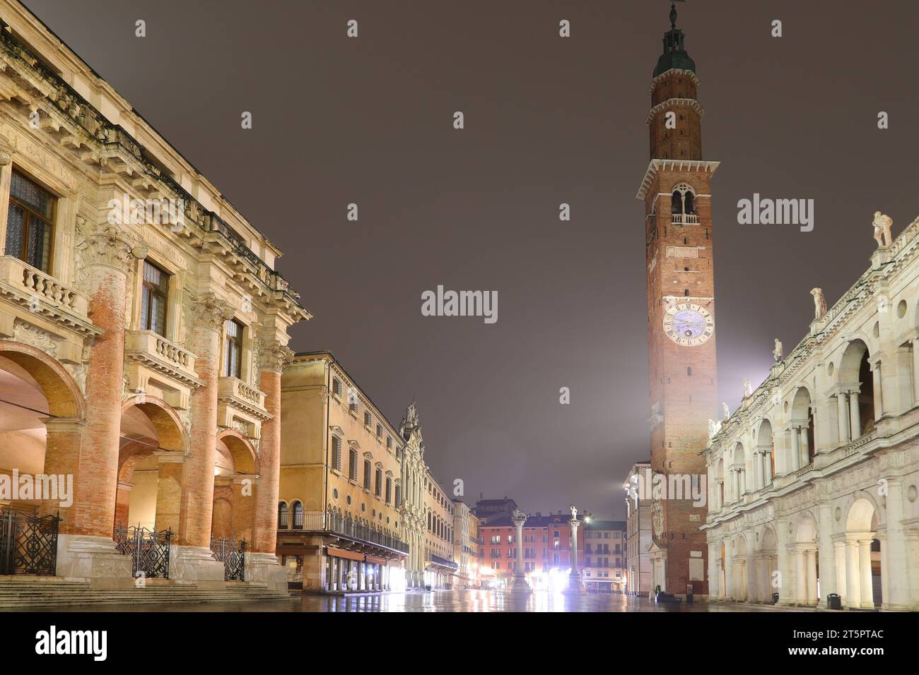 Vicenza, VICENZA, Italia - 15 gennaio 2023: Vista notturna della città di Vicenza nel nord Italia con riflessi in pozzanghere Foto Stock