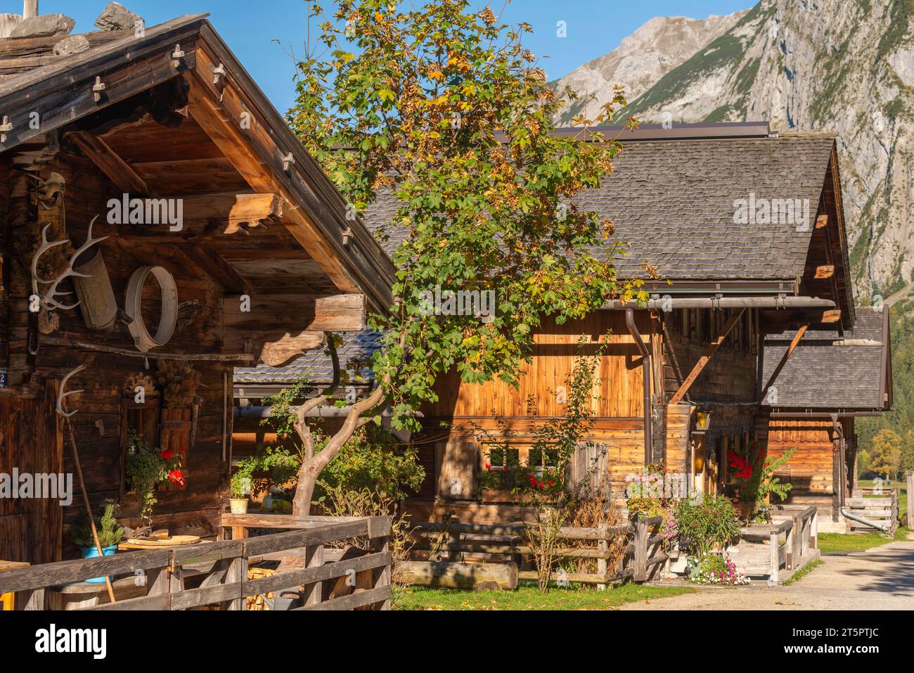 Villaggio alpino di Ing a 1227 m nella Valle dell'Ing, Parco naturale Karwendel, catena montuosa dell'alta montagna, Tirolo, Austria, Europa Foto Stock