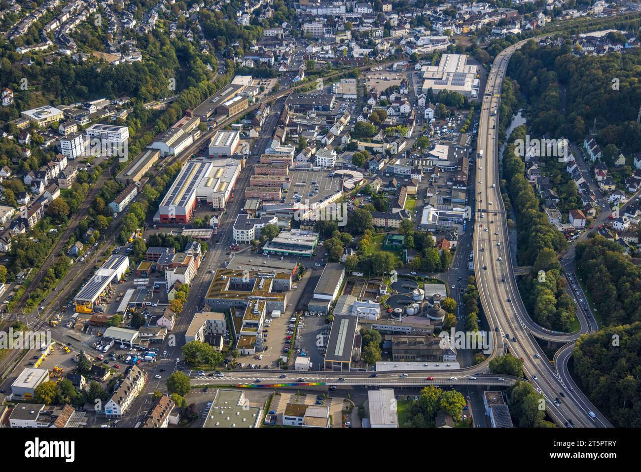 Vista aerea, città con supermercato Kaufland e parcheggio sul tetto, Dango e Diedenthal Maschinenbau GmbH, autostrada federale B54, Siegen-Kernband, si Foto Stock