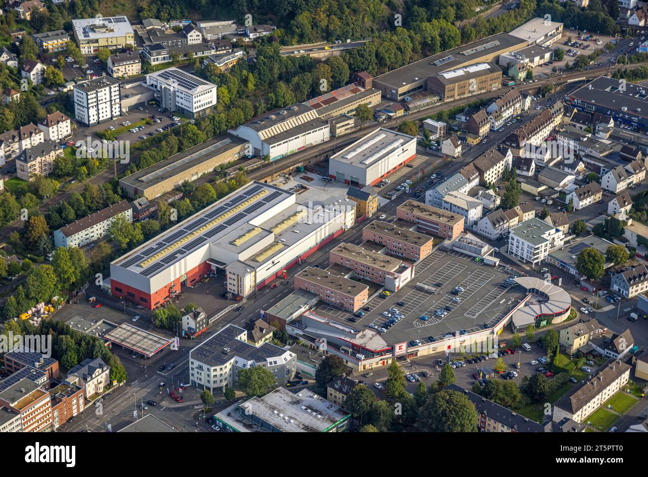 Vista aerea, città con supermercato Kaufland e parcheggio sul tetto, Dango e Diedenthal Maschinenbau GmbH, Siegen-Kernband, Siegen, Siegerland, Nor Foto Stock