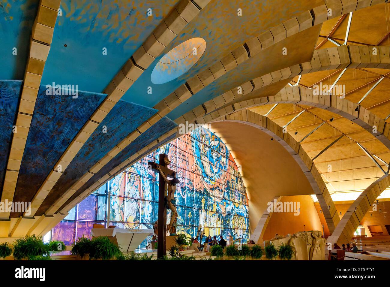 Interno della chiesa superiore del Santuario di San Pio da Pietrelcina, San Giovanni Rotondo, Italia Foto Stock