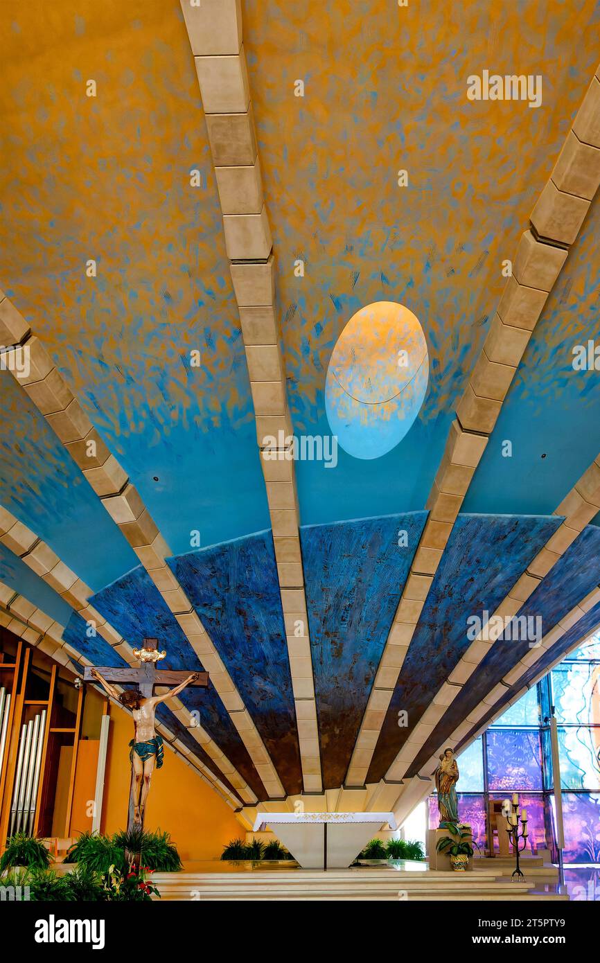 Interno della chiesa superiore del Santuario di San Pio da Pietrelcina, San Giovanni Rotondo, Italia Foto Stock