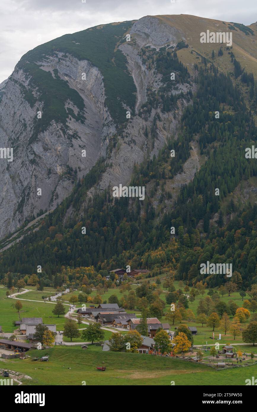Villaggio alpino di Ing a 1227 m nella Valle dell'Ing, Parco naturale Karwendel, catena montuosa dell'alta montagna, Tirolo, Austria, Europa Foto Stock