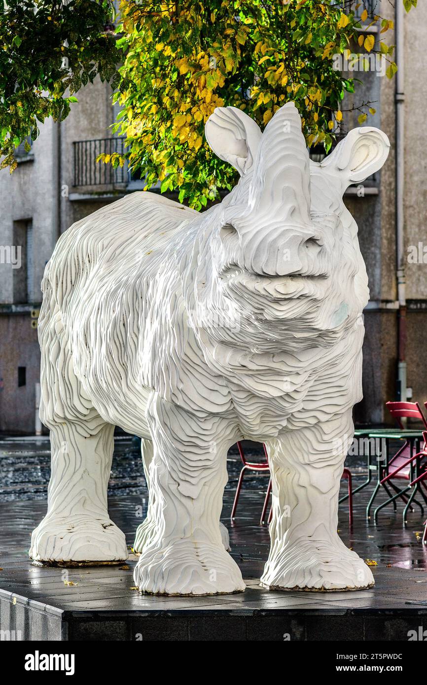 Scultura in resina "le Rhinocéros", lunga 4,5 metri, di Michel Audiard, situata vicino alla stazione ferroviaria principale - Tours, Indre-et-Loire (37), Francia. Foto Stock