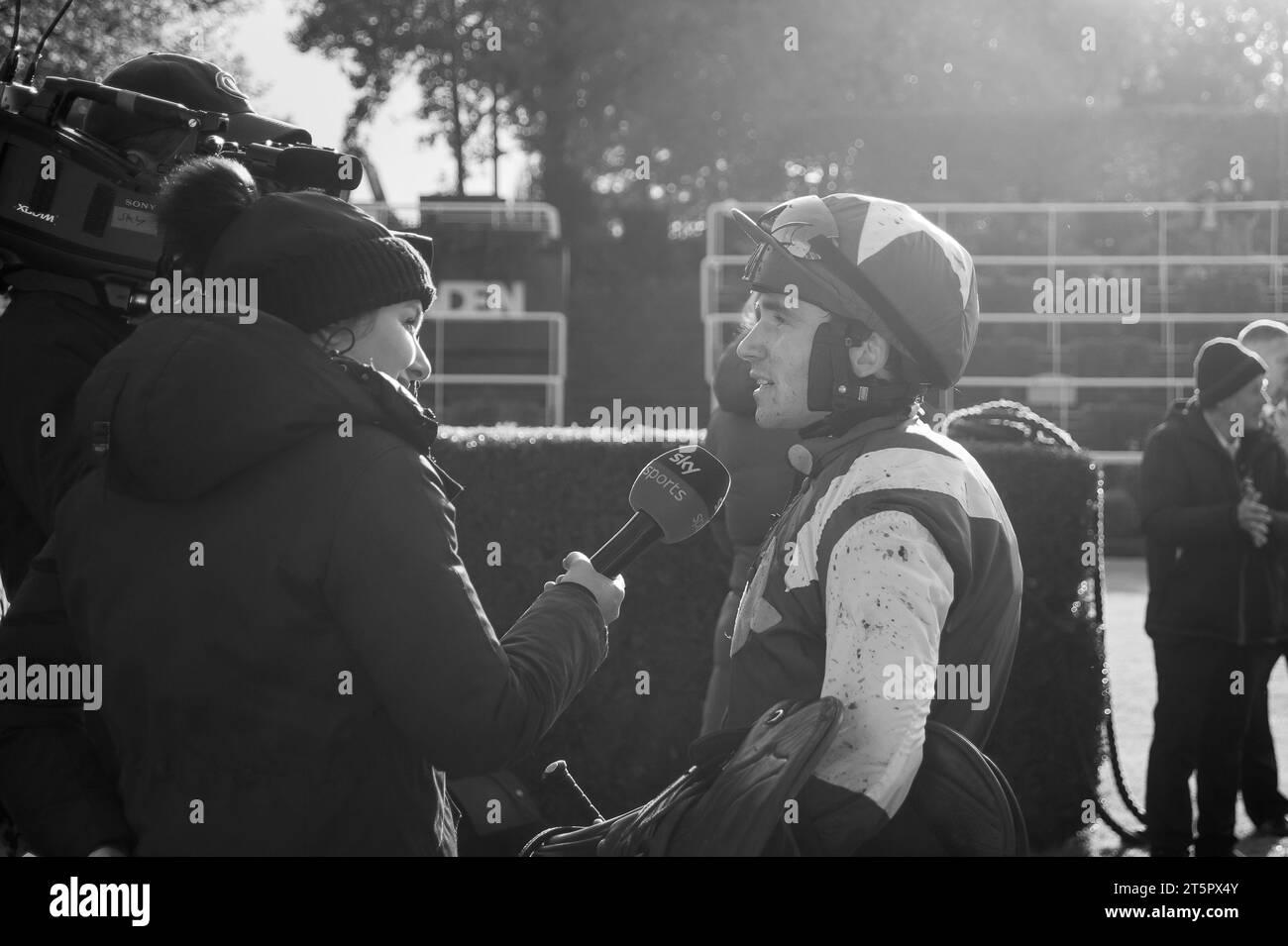 Ascot, Berkshire, Regno Unito. 4 novembre 2023. Jockey Jonathan Burke vince il Byrne Group handicap Steeple Chase all'Ascot Racecourse al Fireworks Spectacular Family Raceday. Il proprietario Brian e Sandy Lambert. Allenatore Harry Fry, Corscombe. Allevatore Noel James. Sponsor Grosvenor Sport. Credito: Maureen McLean/Alamy Foto Stock