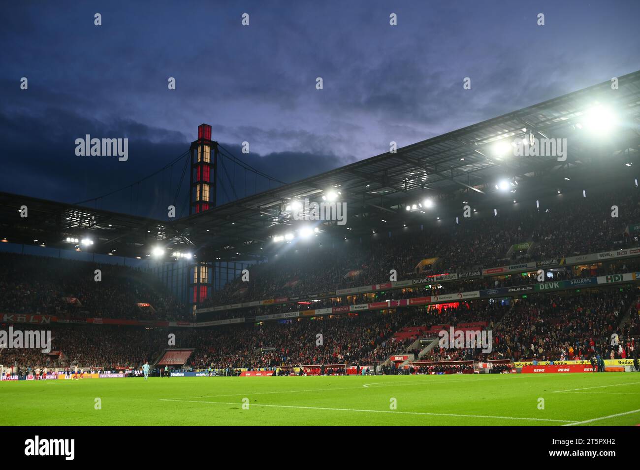 COLONIA, GERMANIA - 4 NOVEMBRE 2023: La partita di calcio della Bundesliga 1. FC Koeln vs FC Augsburg al Rhein energie Stadion Foto Stock