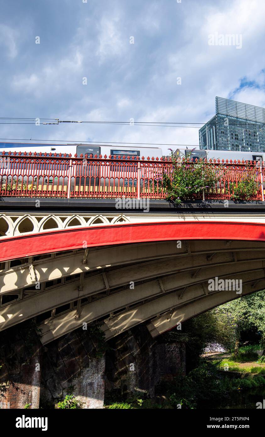 Ponte sul canale Bridgewater nel quartiere Castlefield di Manchester, Inghilterra, Regno Unito, con la Beetham Tower sullo sfondo Foto Stock