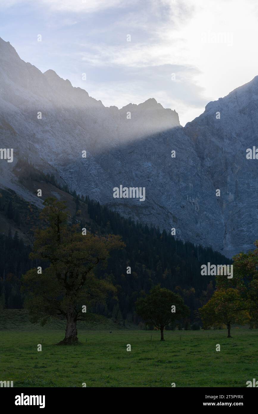 Ultima luce del sole in Engtal o Valle dell'Ing, massiccio del Karwendel, Alpi, Hinterriss, Tirolo, Austria. Europa Foto Stock