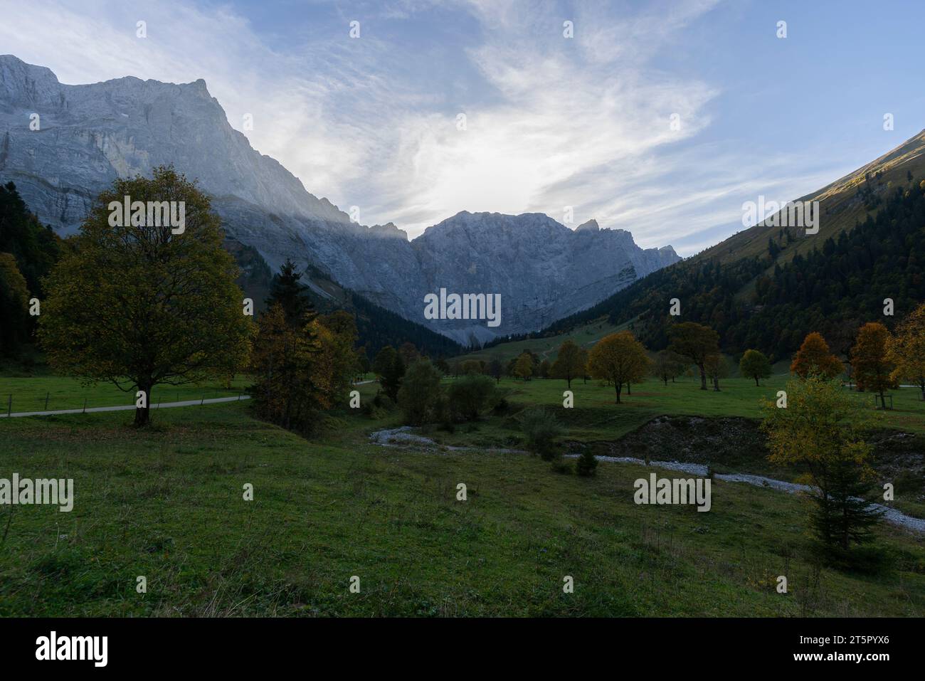 Ultima luce del sole in Engtal o Valle dell'Ing, massiccio del Karwendel, Alpi, Hinterriss, Tirolo, Austria. Europa Foto Stock