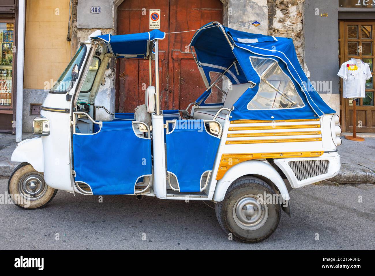 PALERMO, ITALIA - 18 LUGLIO 2023: Auto a tre ruote in strada. Foto Stock