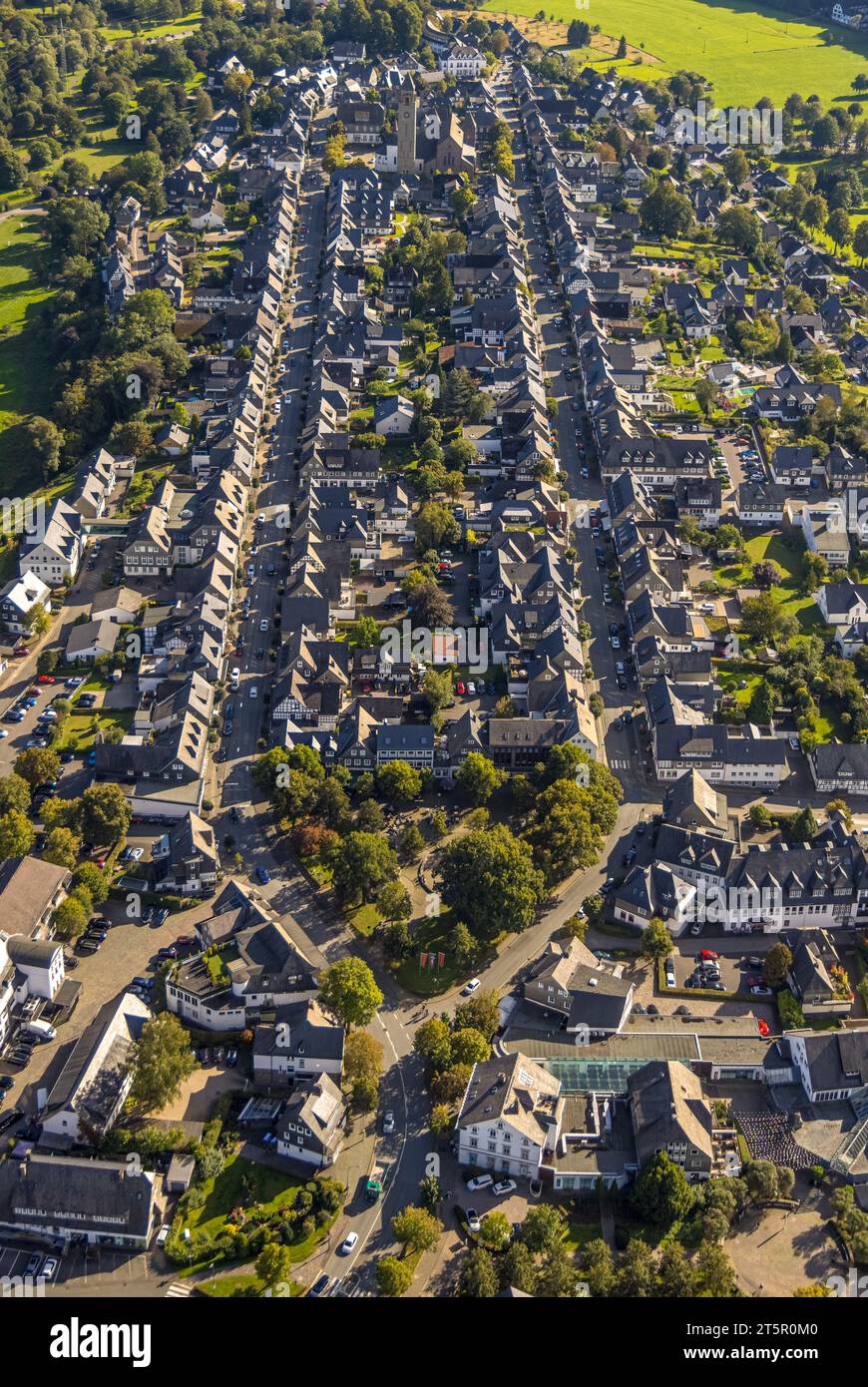 Vista aerea, vista della zona residenziale di Oststraße e Weststraße con la Cattedrale di San Chiesa cattolica di Alessandro, Schmallenberg, Sauerland, Renania settentrionale-Vestfalia, Foto Stock