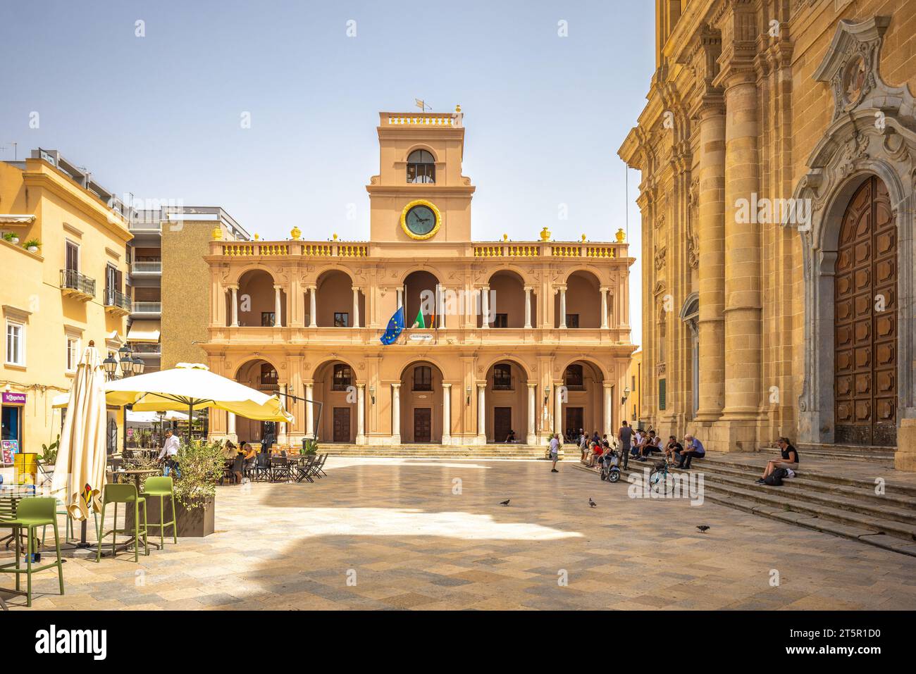 MARSALA, ITALIA - 8 LUGLIO 2023: Palazzo VII aprile con Cattedrale nel centro storico. Foto Stock