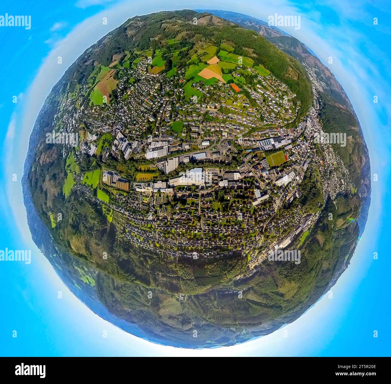 Vista aerea, vista di Holthausen, globo terrestre, immagine fisheye, immagine a 360 gradi, Tiny World, Holthausen, Plettenberg, Sauerland, Renania settentrionale-Vestfalia, Foto Stock