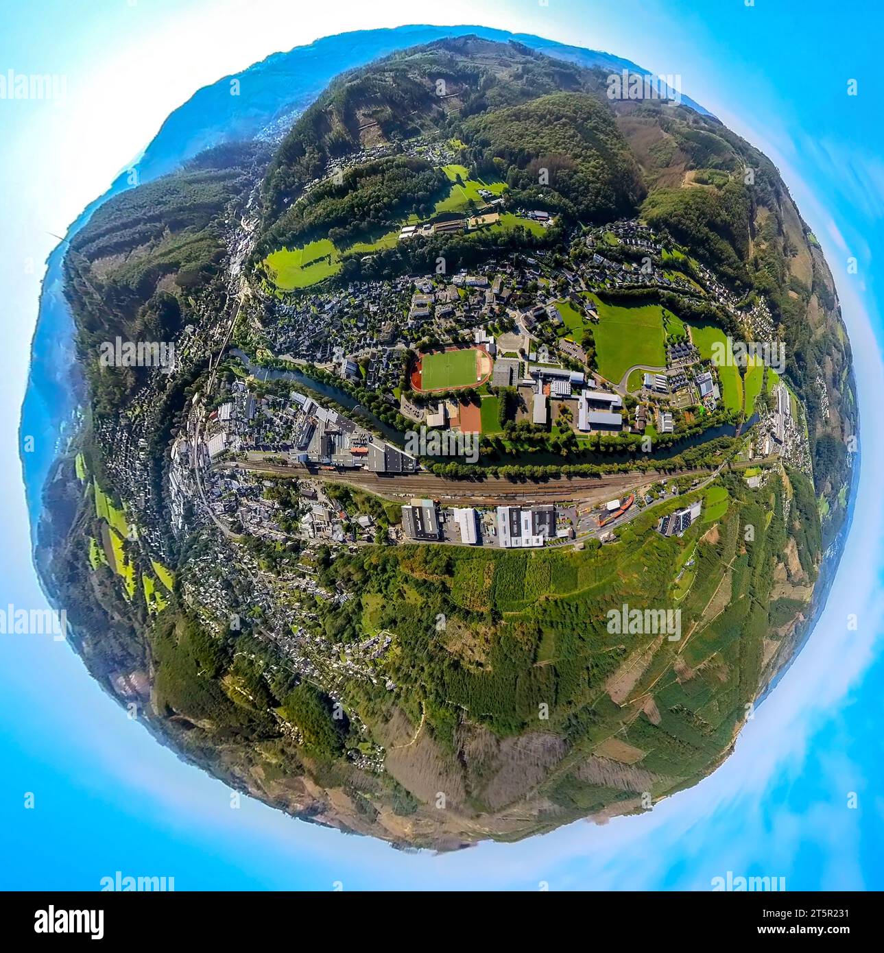 Vista aerea, vista del quartiere di Bödinghausen, del fiume Lenne e della linea ferroviaria, campo sportivo, globo, immagine fisheye, immagine a 360 gradi, piccolo mondo, Holthause Foto Stock