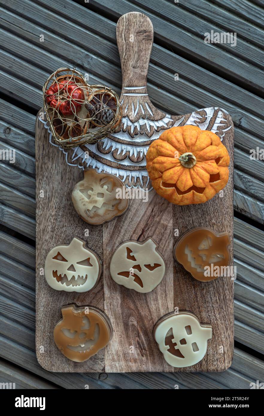 Delizioso fantasma di zucca preparato con polvere di agar e zucca di Halloween. Gustosa gelatina a forma di carina zucca fantasma. Festeggia con Halloween Foto Stock