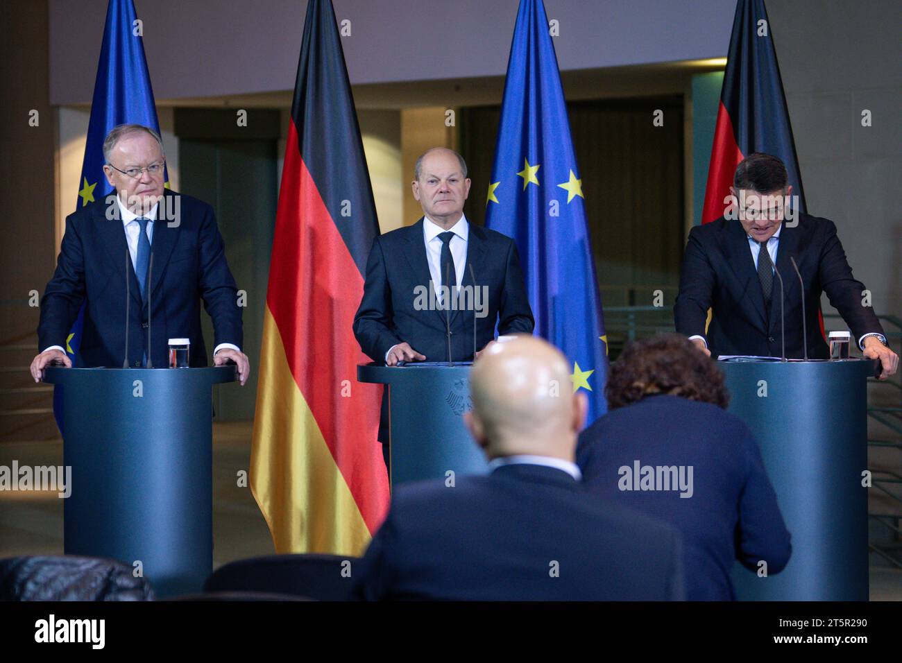 Pressestatement zum Deutschlandpakt bei der Ministerpraesidentenkonferenz im Bundeskanzleramt Stephan Weil SPD Ministerpraesident von Niedersachsen gemeinsam mit Bundeskanzler Olaf Scholz SPD und Boris Rhein CDU Ministerpraesident von Hessen beim Pressestatement zum Deutschlandpakt im Rahmen der Beratungen Ministerman Berlin Ministerpraesiden der Berlin 06.11.2023 Berlin Berlin Deutschland **** comunicato stampa sul Patto per la Germania alla Conferenza dei Ministri Presidenti della Cancelleria federale Stephan Weil SPD Ministro Presidente della bassa Sassonia insieme a Federal Chan Foto Stock