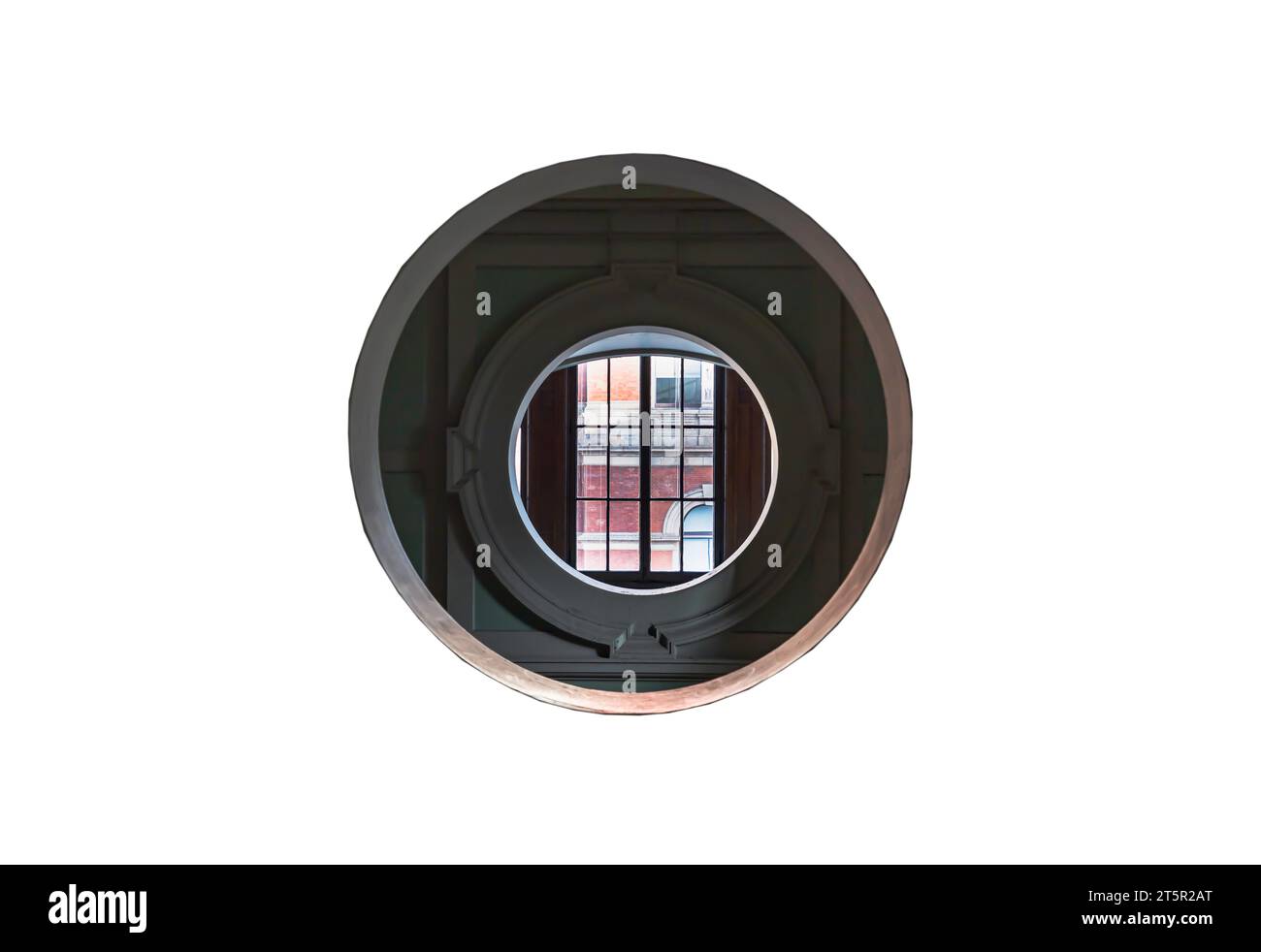 Vista della finestra con forma rotonda isolata su sfondo bianco con tracciato di ritaglio. Sfondo interno astratto con vetri rotondi, spazio per testo, Sele Foto Stock