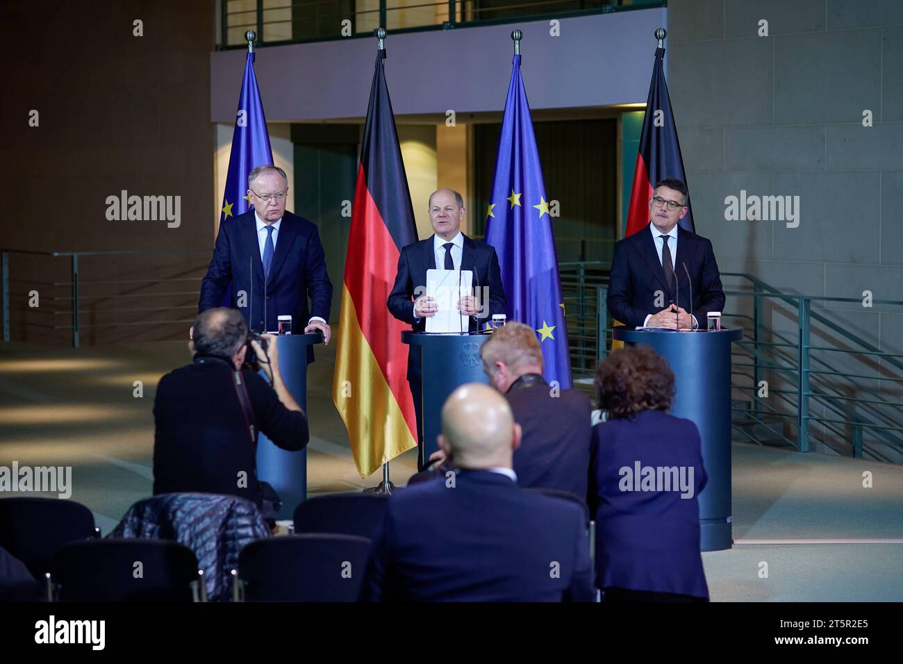 Pressestatement zum Deutschlandpakt bei der Ministerpraesidentenkonferenz im Bundeskanzleramt Stephan Weil SPD Ministerpraesident von Niedersachsen gemeinsam mit Bundeskanzler Olaf Scholz SPD und Boris Rhein CDU Ministerpraesident von Hessen beim Pressestatement zum Deutschlandpakt im Rahmen der Beratungen Ministerman Berlin Ministerpraesiden der Berlin 06.11.2023 Berlin Berlin Deutschland **** comunicato stampa sul Patto per la Germania alla Conferenza dei Ministri Presidenti della Cancelleria federale Stephan Weil SPD Ministro Presidente della bassa Sassonia insieme a Federal Chan Foto Stock