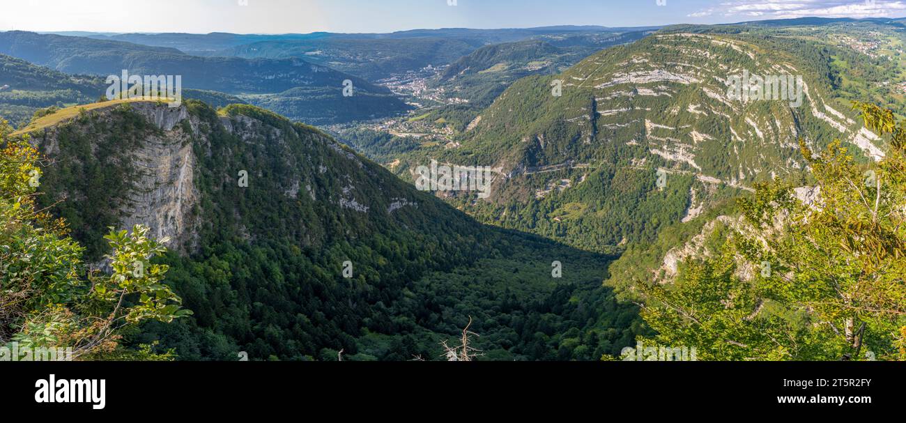 White Rock Belvedere. Vista dei paesaggi di Les Bouchoux con il villaggio di Saint Claude, colline, foreste e pieghe rocciose Foto Stock