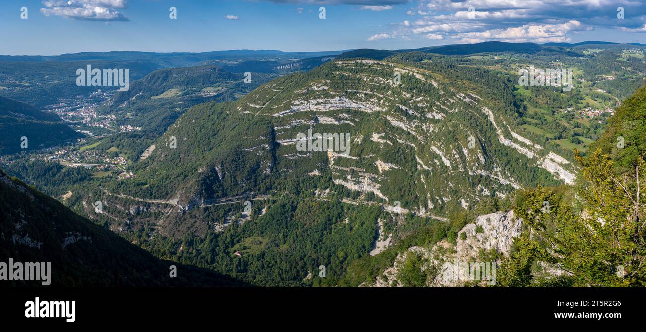 White Rock Belvedere. Vista dei paesaggi di Les Bouchoux con il villaggio di Saint Claude, colline, foreste e pieghe rocciose Foto Stock