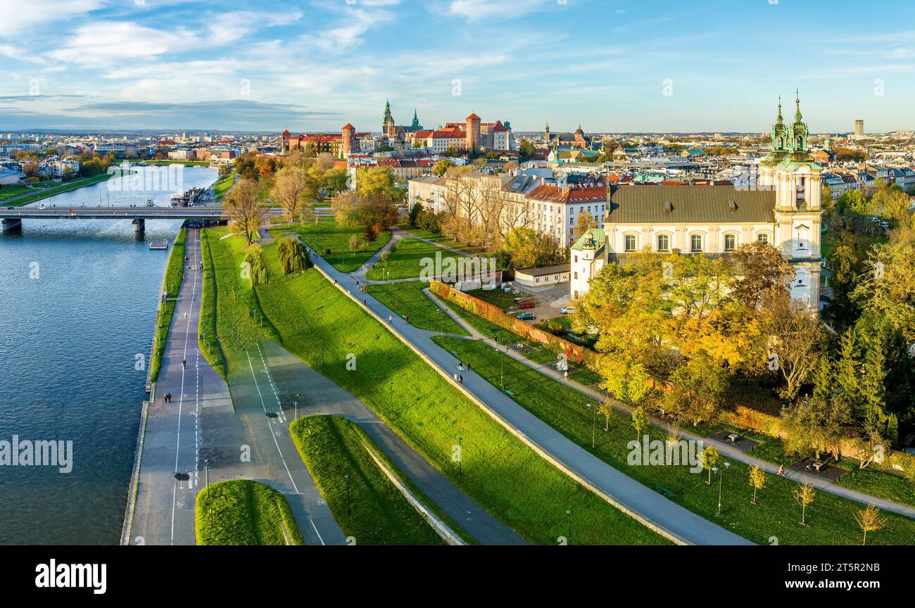 Cracovia, Polonia. Skyline autunnale della città vecchia con la chiesa di Skalka, vista lontana del castello e della cattedrale di Wawel, fiume Vistola con un ponte, viali e Foto Stock