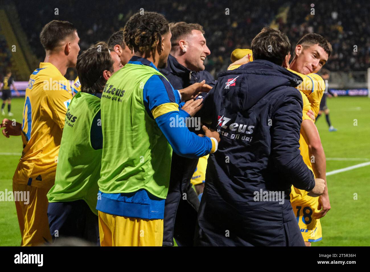 L'attaccante albanese del Frosinone Marvin Cuni festeggia dopo aver segnato un gol durante la partita di serie A tra Frosinone calcio e Empoli allo stadio Benito Stirpe di Frosinone, in Italia, il 6 novembre 2023. Foto Stock