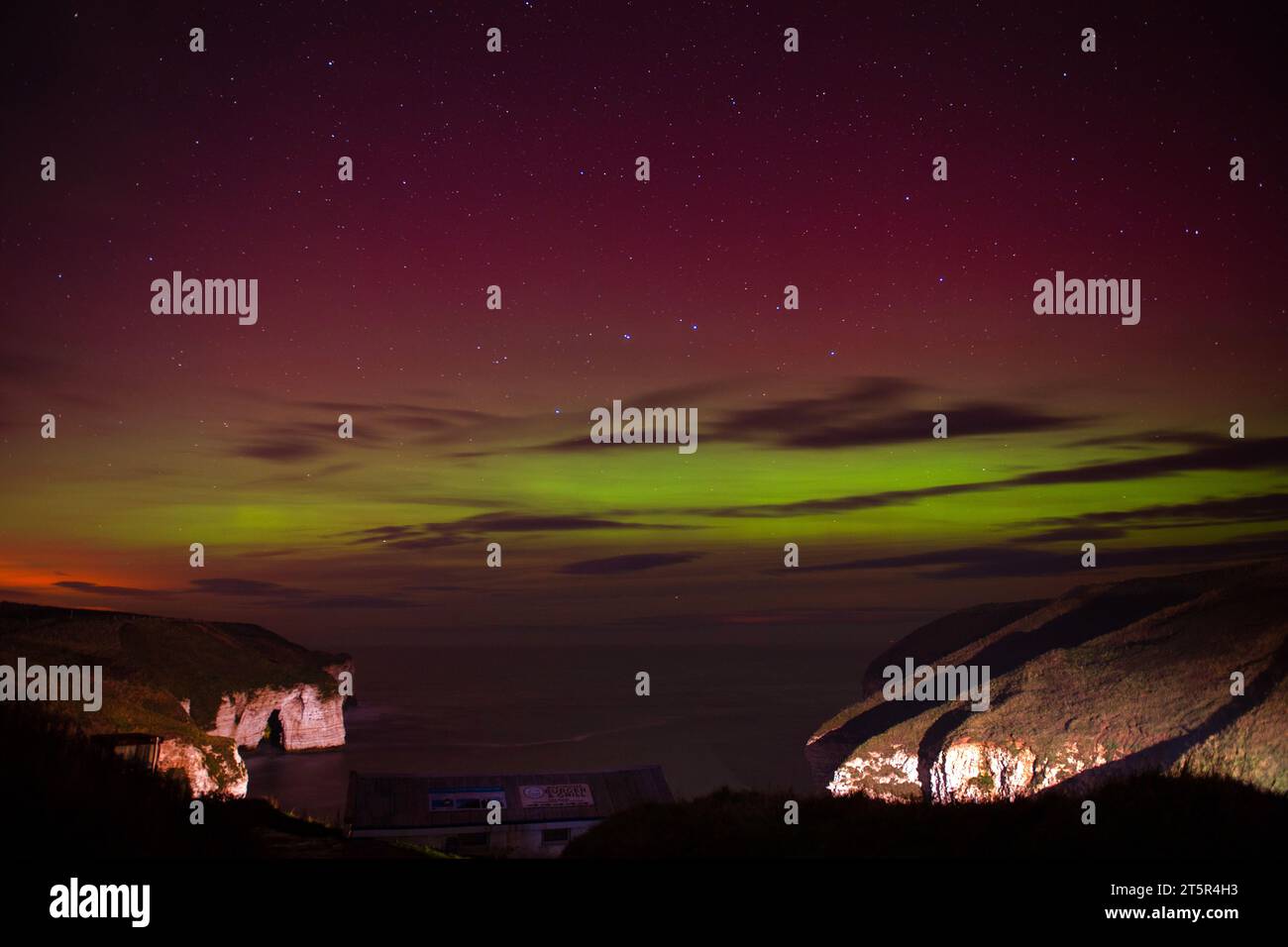 Aurora boreale rossa e verde (Aurora boreale) a North Landing, Flamborough sulla costa dello Yorkshire orientale Foto Stock