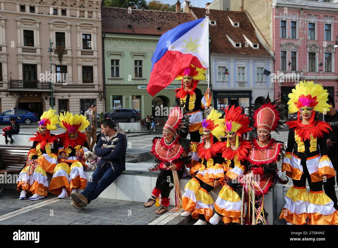 Artisti delle Filippine, giornata multiculturale 2023, Piața Sfatului (Piazza del Consiglio), città vecchia, Braşov, Contea di Braşov, Transilvania Romania Europa Foto Stock