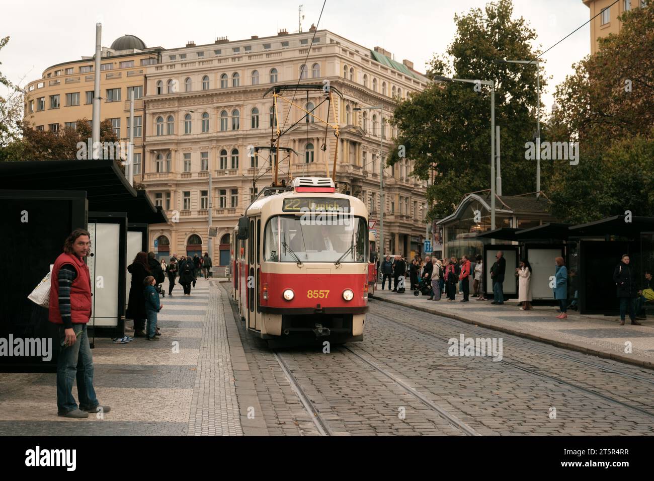 Un tram in avvicinamento a Náměstí Míru, Praga, Cechia Foto Stock